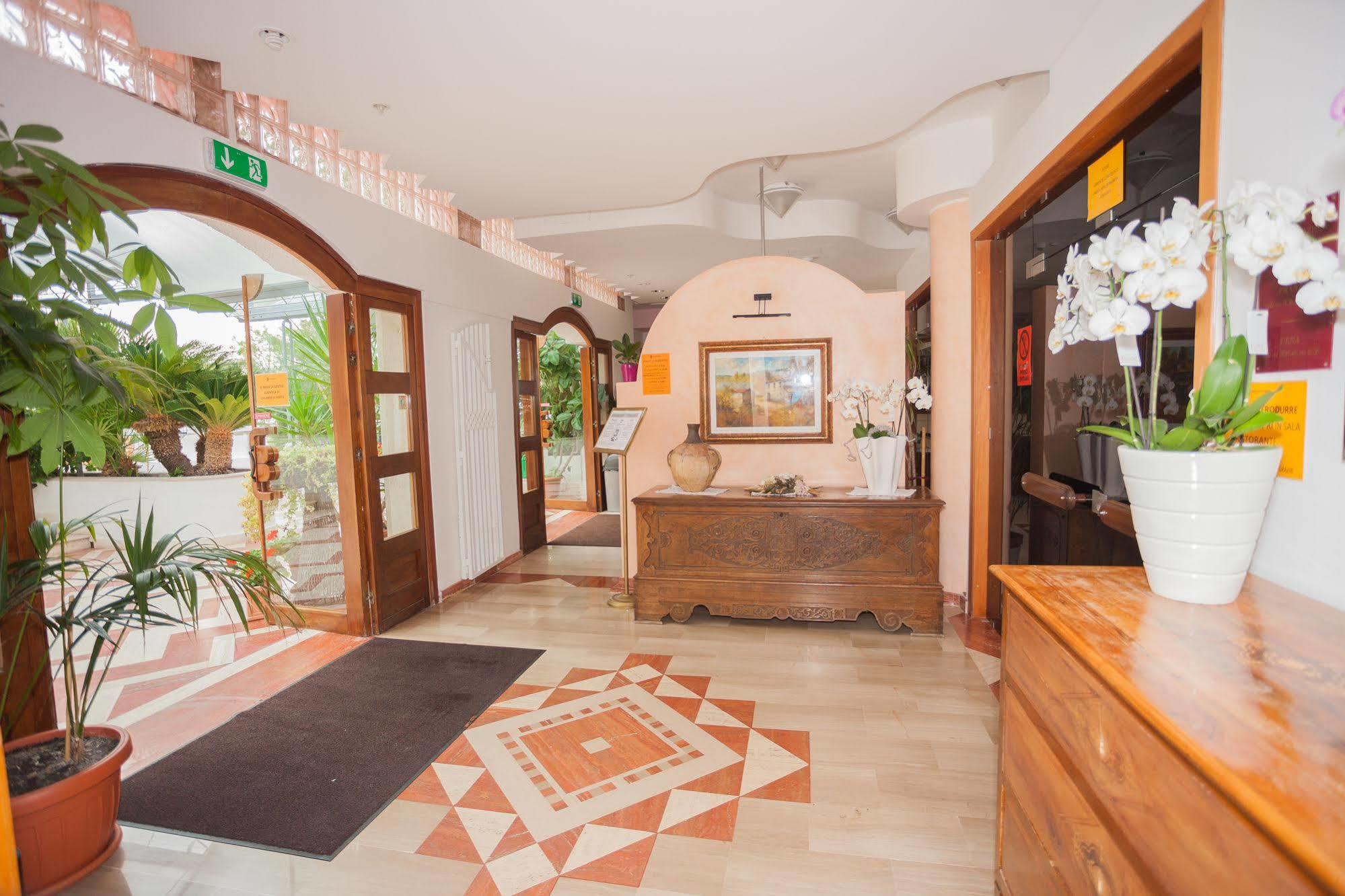 Hotel Baia Santa Barbara Rodi Garganico Eksteriør billede
